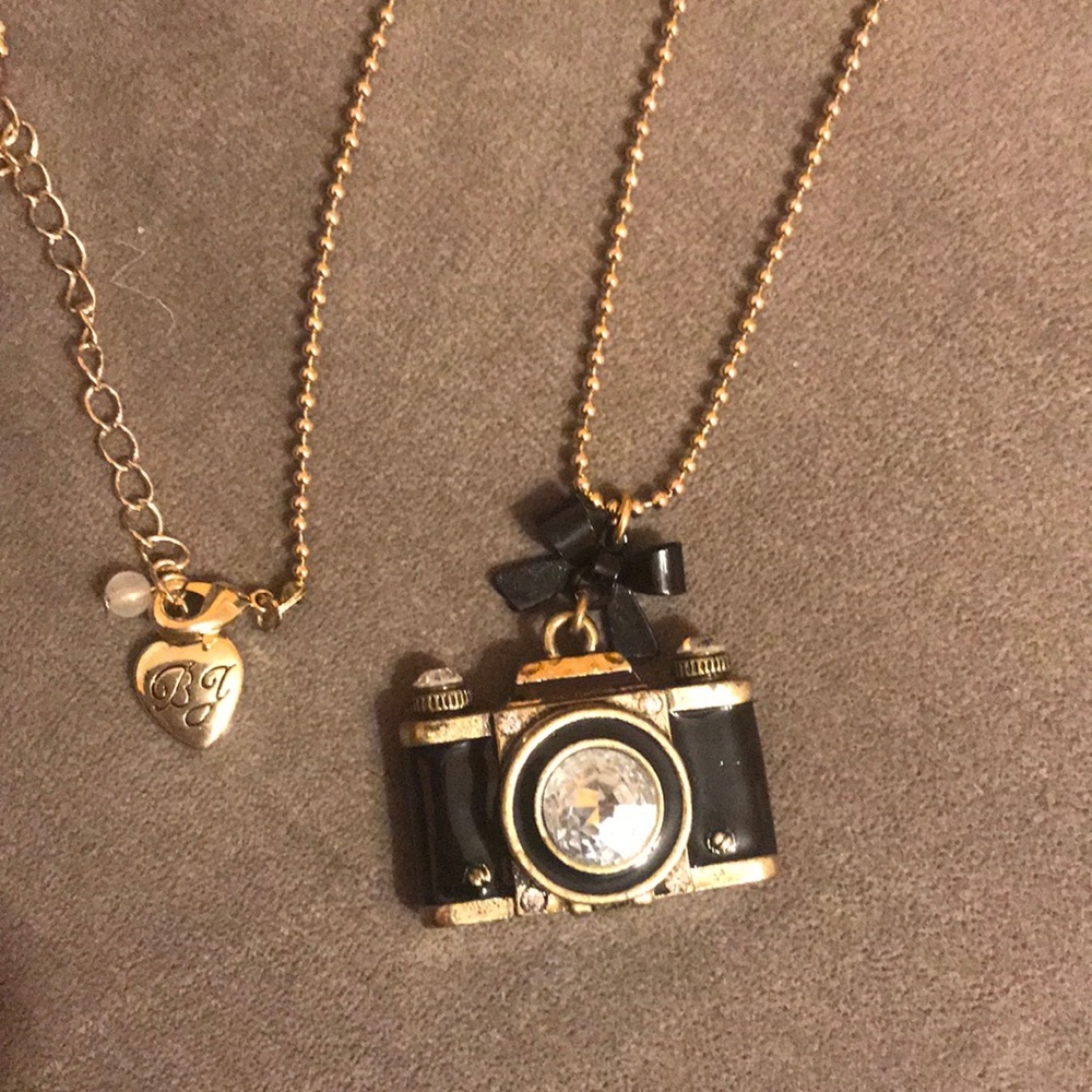 Betsy Johnson Camera Necklace. - Picture 3 of 4